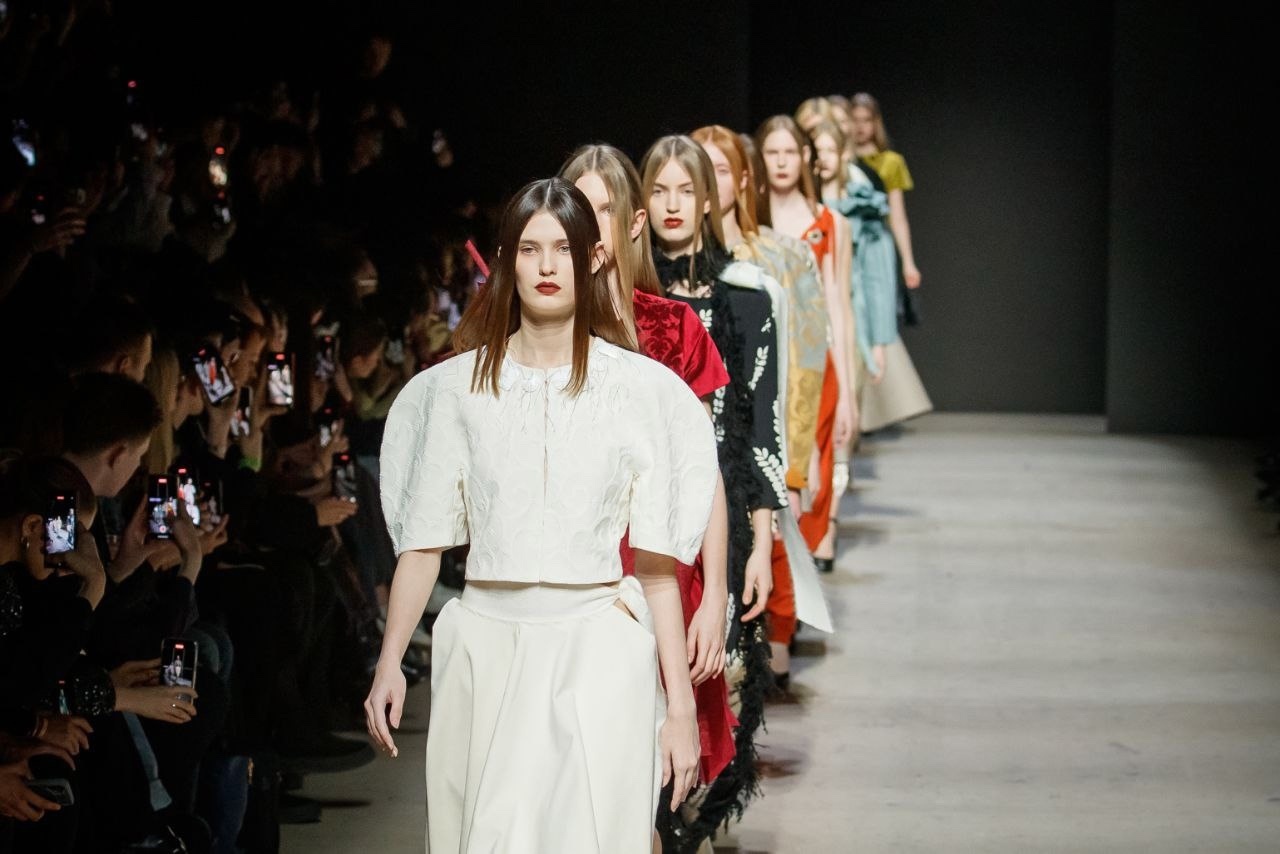 vliyanie geopoliticheskoy situatsii na investitsii v rossiyskuyu fashion industriyu